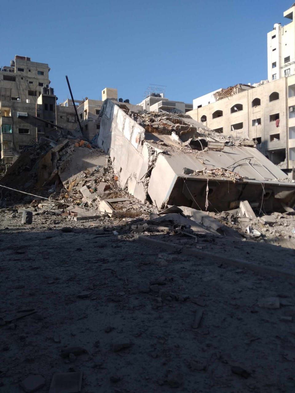 غارات القصف العنيف الذي تعرضت له غزة ليلة أمس دمرت برج الأندلس في محيط منطقة ميناء غزة